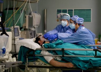 Personal médico atendiendo a un paciente durante la epidemia de coronavirus, en el hospital San Carlo en Milán, Italia. Foto: Antonio Calanni/AP.