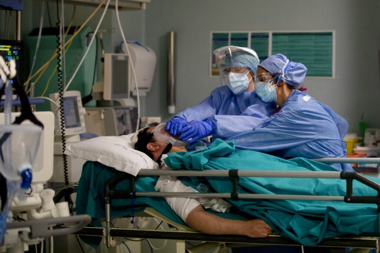 Personal médico atendiendo a un paciente durante la epidemia de coronavirus, en el hospital San Carlo en Milán, Italia. Foto: Antonio Calanni/AP.