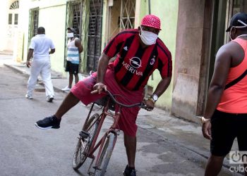 La Habana: un hombre se traslada en bicicleta a su trabajo en tiempos de coronavirus. Foto: Otmaro Rodríguez