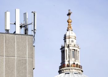 Mástiles de telefonía móvil visibles ante la Catedral de St. Paul en la Ciudad de Londres. Foto: AP/Alastair Grant, Archivo.