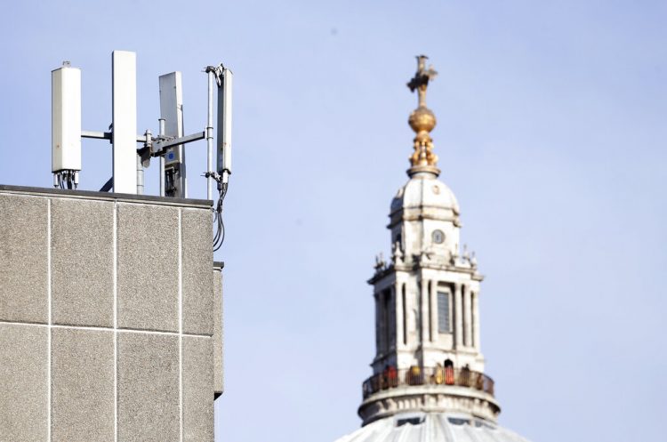 Mástiles de telefonía móvil visibles ante la Catedral de St. Paul en la Ciudad de Londres. Foto: AP/Alastair Grant, Archivo.