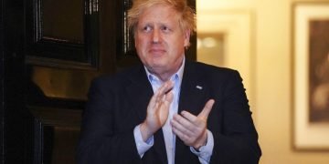 En esta fotografía del jueves 2 de abril de 2020, el primer ministro británico Boris Johnson aplaude afuera de su casa en el número 11 de Downing Street para elogiar a los héroes locales que combaten el coronavirus, en Londres. Foto: Pippa Fowles/10 Downing Street vía AP.