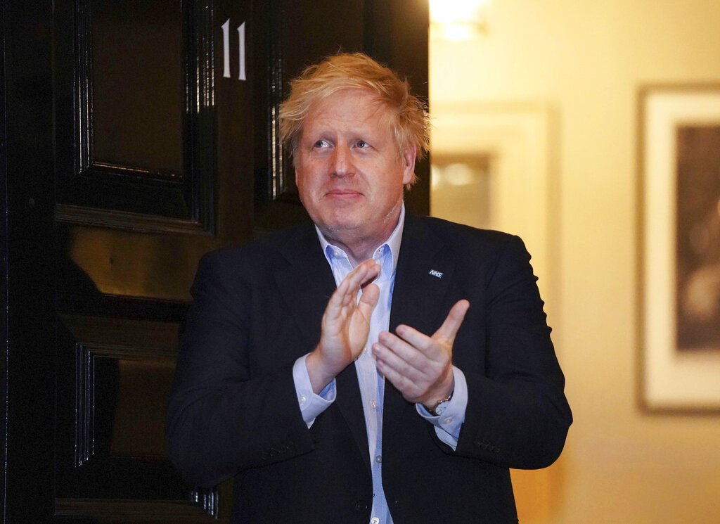 En esta fotografía del jueves 2 de abril de 2020, el primer ministro británico Boris Johnson aplaude afuera de su casa en el número 11 de Downing Street para elogiar a los héroes locales que combaten el coronavirus, en Londres. Foto: Pippa Fowles/10 Downing Street vía AP.