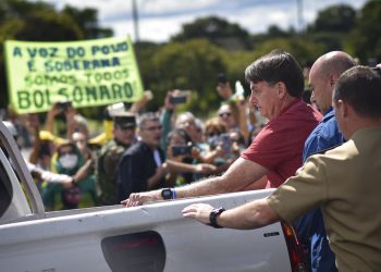 El presidente Jair Bolsonaro participa en una protesta en favor de la intervención militar frente a la sede del ejército durante la pandemia del coronavirus en Brasilia  el domingo 19 de abril de 2020. Foto: André Borges/AP.