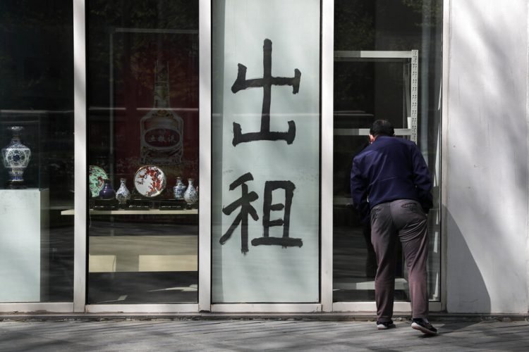 Foto tomada el 13 de abril de  2020: un negocio cerrado en Beijing. Foto: AP/Andy Wong.