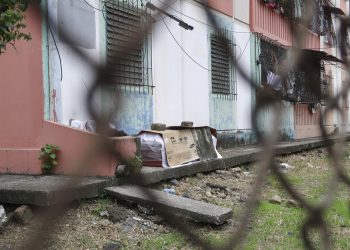 Un ataúd con el cuerpo de una persona que supuestmente murió de coronavirus, aparece envuelto en plástico y cubierto en cartón afuera de un bloque de departamentos en Guayaquil, Ecuador, el jueves 2 de abril de 2020. Foto: Filiberto Faustos.