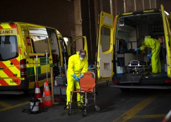 Bomberos con equipo de protección desinfectan una ambulancia tras su uso para trasladar a un paciente con coronavirus, en un cuartel de bomberos en Bruselas, el jueves 9 de abril de 2020. Foto: AP/Francisco Seco.