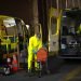Bomberos con equipo de protección desinfectan una ambulancia tras su uso para trasladar a un paciente con coronavirus, en un cuartel de bomberos en Bruselas, el jueves 9 de abril de 2020. Foto: AP/Francisco Seco.