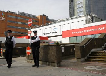 Policía monta guardia frente al hospital St. Thomas, Londres, donde el primer ministro británico Boris Johnson permanece en cuidados intensivos enfermo de Covid-19.  Foto: AP/Matt Dunham.
