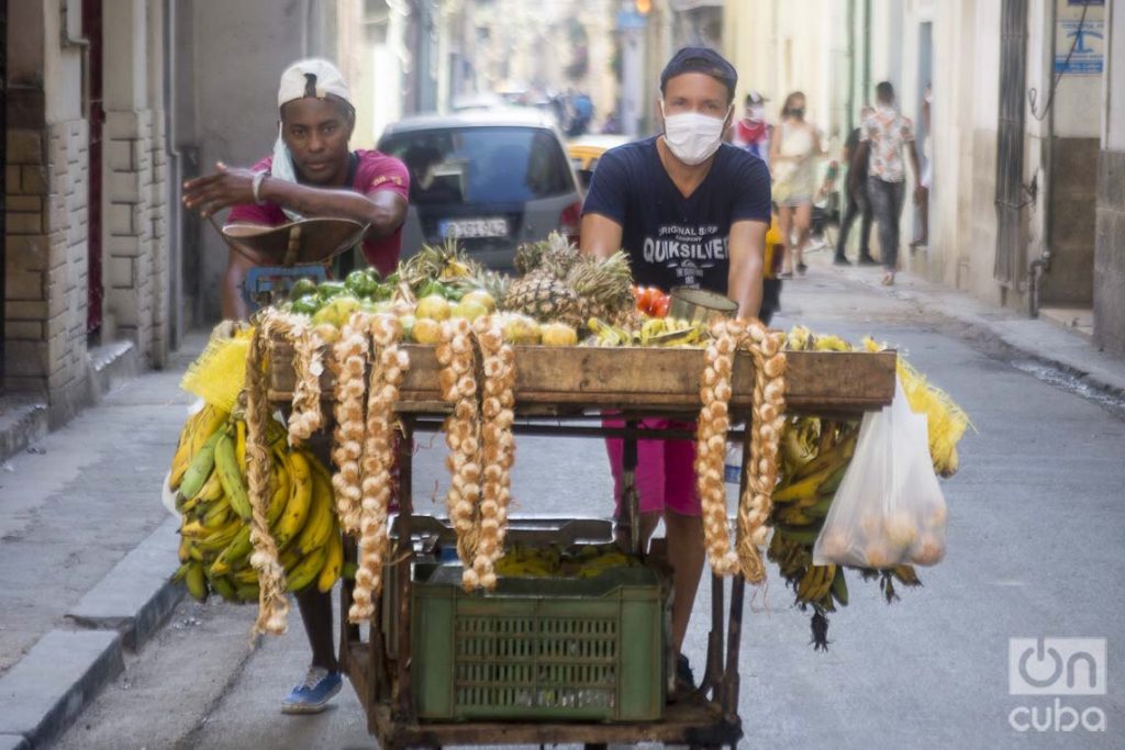 Vendedores ambulantes de productos agrícolas en La Habana. Foto: Otmaro Rodríguez.