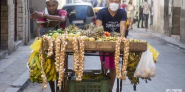 Vendedores ambulantes de productos agrícolas en La Habana. Foto: Otmaro Rodríguez.