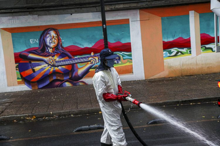 Los trabajadores de la ciudad desinfectan las calles para ayudar a contener la propagación del nuevo coronavirus en Santiago, Chile, el viernes 24 de abril de 2020. Foto: Esteban Felix/AP.