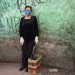 Carmen Villanueva, con una máscara de respirador y guantes desechables, espera a su hija durante un viaje de compras a un mercado popular en Lima, Perú, el sábado 4 de abril de 2020. Debido a la emergencia de salud por la propagación del nuevo coronavirus, el gobierno está restringiendo el movimiento de las personas por género. Foto AP/Rodrigo Abd.