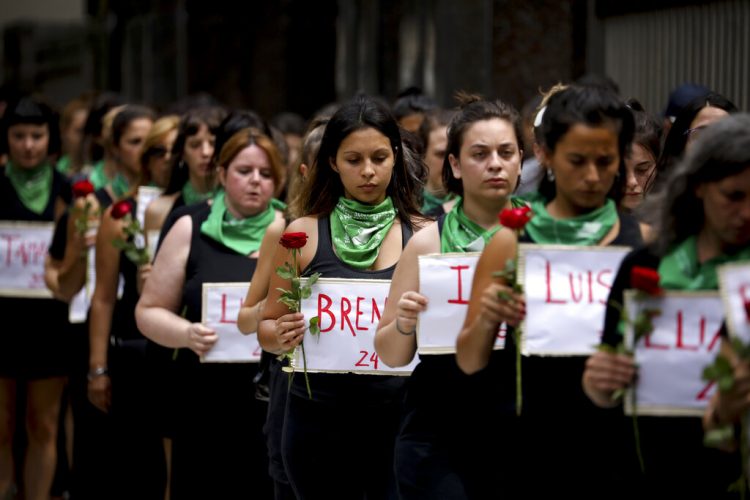Mujeres marchando durante el Día Internacional de la Mujer, en Buenos Aires, Argentina.  Foto: Natacha Pisarenko/AP,
