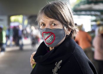 Una mujer con mascarilla en un mercado en Hamburgo, Alemania, el 28 de abril del 2020. Foto: Christian Charisius/dpa, vía AP.