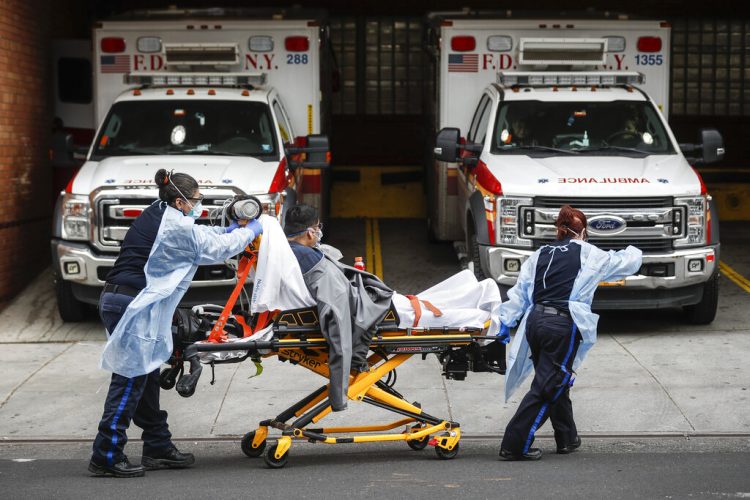 Pacientes son trasladados al Centro Médico Wyckoff Heights el martes 7 de abril de 2020. (AP Foto/John Minchillo)