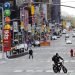 Peatones y ciclistas recorren la zona de Times Square en la ciudad de Nueva York, el viernes 17 de abril de 2020. Las calles de la ciudad están casi vacías mientras las personas prefieren mantenerse en casa para frenar los contagios de Covid-19. Las restrictiones, en vigencia desde el 22 de marzo, seguirán por lo menos hasta el 15 de mayo. Foto: AP /Frank Franklin II)