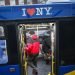 Imagen de archivo de pasajeros en un autobús de transporte público en la ciudad de Nueva York. Foto: John Minchillo / AP / Archivo.