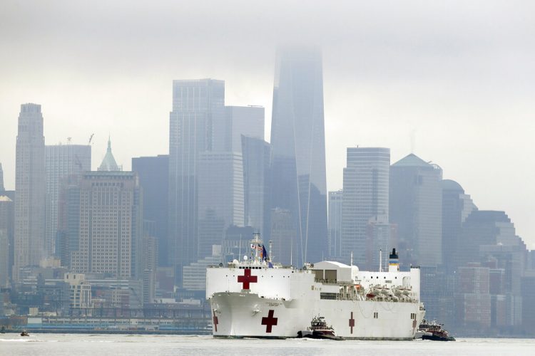 Fotografía de archivo del lunes 30 de marzo de 2020, del barco hospital USNS Comfort antes de atracar en la ciudad de Nueva York. Foto: Seth Wenig / AP / Archivo.