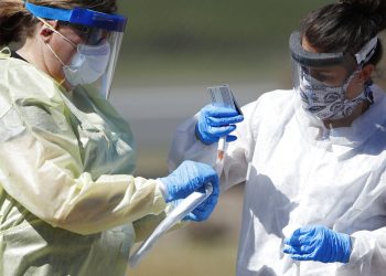 Técnicos médicos realizando pruebas de detección del coronavirus en Colorado, EEUU Foto: AP/David Zalubowski.