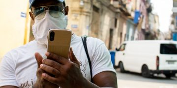 Un hombre revisa internet en su celular en La Habana, durante la pandemia de la COVID-19. Foto: Otmaro Rodríguez / Archivo OnCuba.