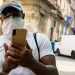 Un hombre revisa internet en su celular en La Habana, durante la pandemia de la COVID-19. Foto: Otmaro Rodríguez / Archivo OnCuba.