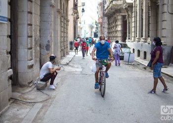 La bicicleta como medio de transporte en tiempos de coronavirus. Foto: Otmaro Rodríguez