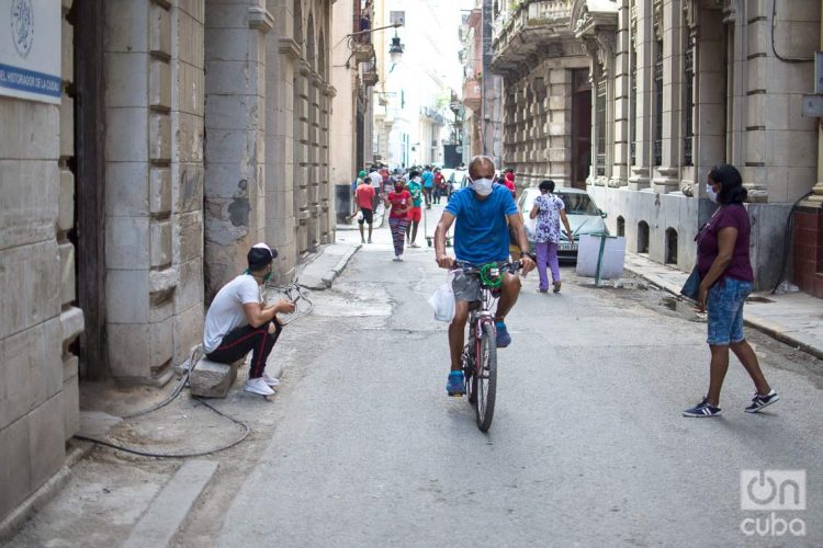 La bicicleta como medio de transporte en tiempos de coronavirus. Foto: Otmaro Rodríguez