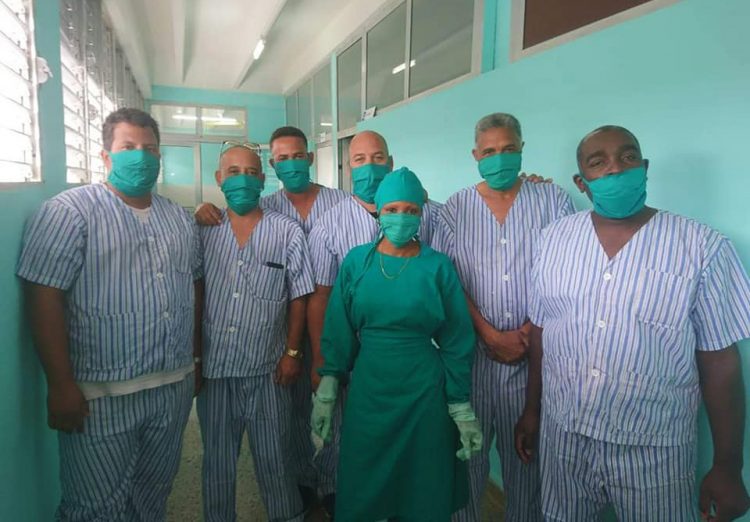 Varios de los trabajadores cubanos que participaron en la evacuación del crucero MS Braemar, que atracó el pasado 18 de marzo en el puerto del Mariel con cinco casos confirmados de la Covi-19, junto a una de las enfermeras que los atendió durante sus dos semanas de cuarentena. Foto: Cubadebate.
