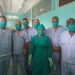 Varios de los trabajadores cubanos que participaron en la evacuación del crucero MS Braemar, que atracó el pasado 18 de marzo en el puerto del Mariel con cinco casos confirmados de la Covi-19, junto a una de las enfermeras que los atendió durante sus dos semanas de cuarentena. Foto: Cubadebate.