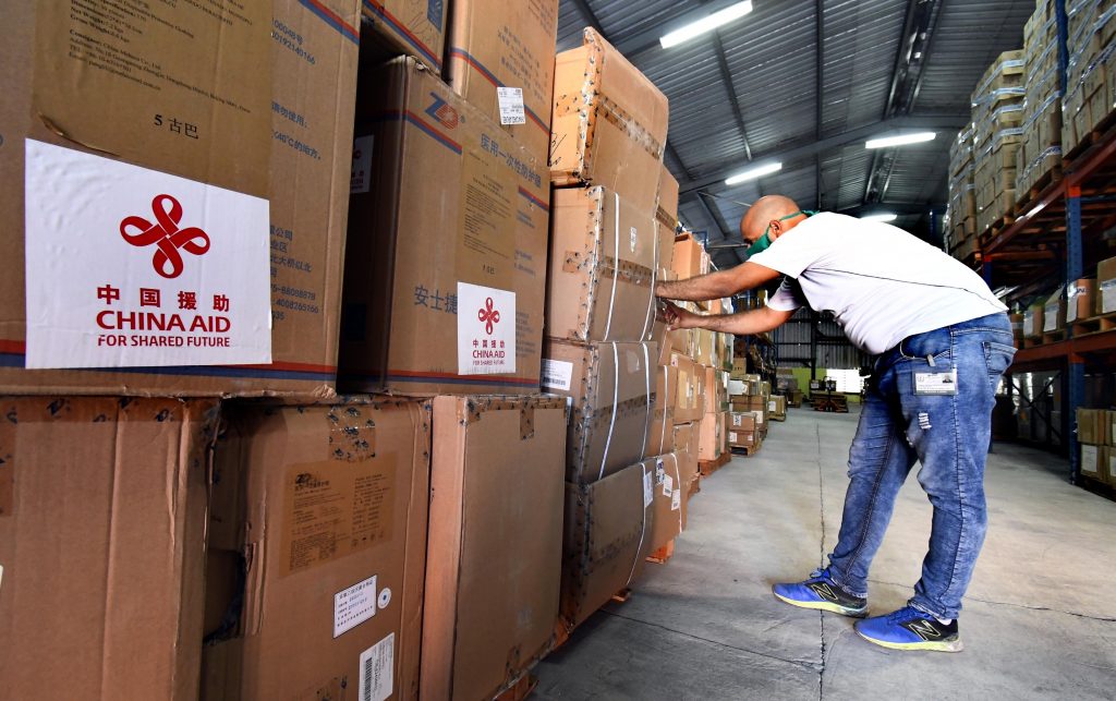 Primer lote de donaciones de insumos médicos de China a Cuba. Foto: Xinhua/Joaquín Hernández.