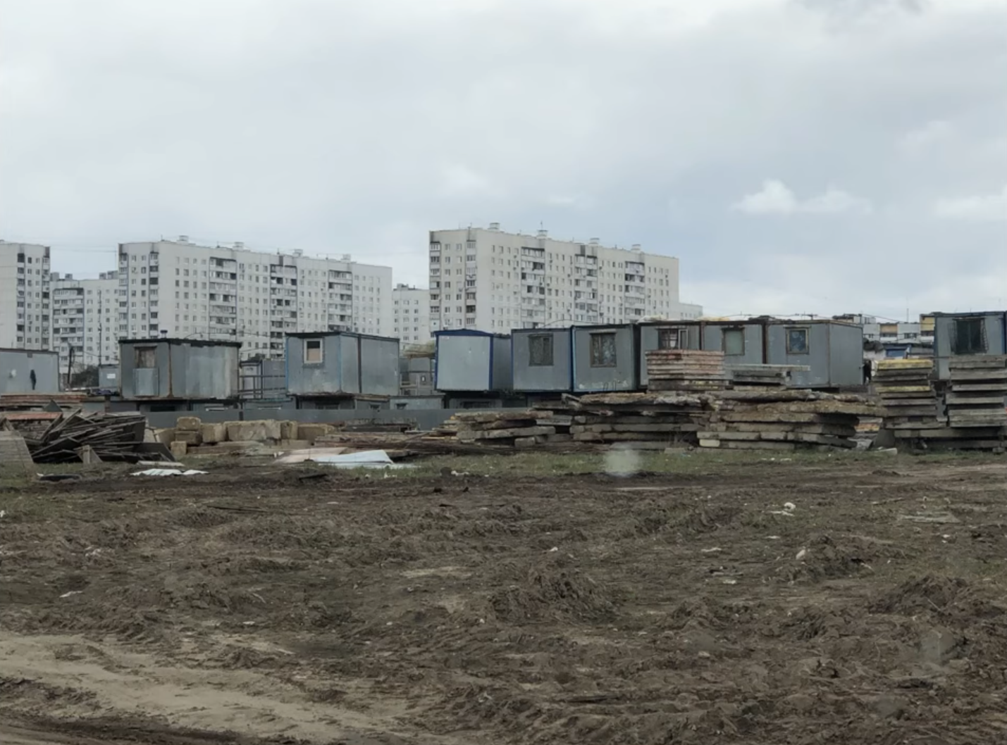 En estos contenedores viven algunos cubanos varados en Moscú en este momento. Foto: Pedro Luis García Suárez.