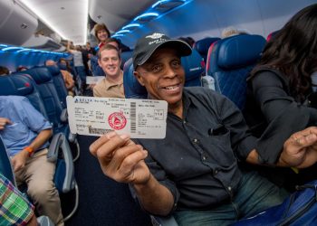 Pasajeros muestras sus boletos en Delta Airlines, cuando, en 2016, la aerolínea volvió a viajar a La Habana después de 55 años. Foto de archivo, tomada de la web de la compañía.