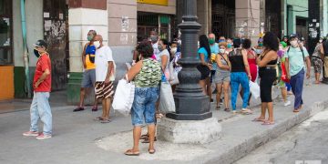 Una cola en La Habana durante la pandemia de coronavirus. Foto: Otmaro Rodríguez.