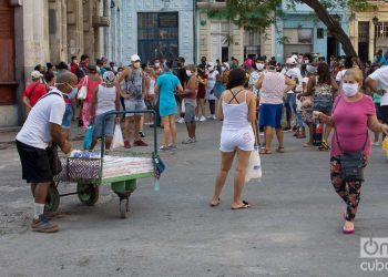 Los casos de coronavirus siguen aumentando en Cuba, donde muchas personas no cumplen con las medidas de distanciamiento físico. Foto: Otmaro Rodríguez.