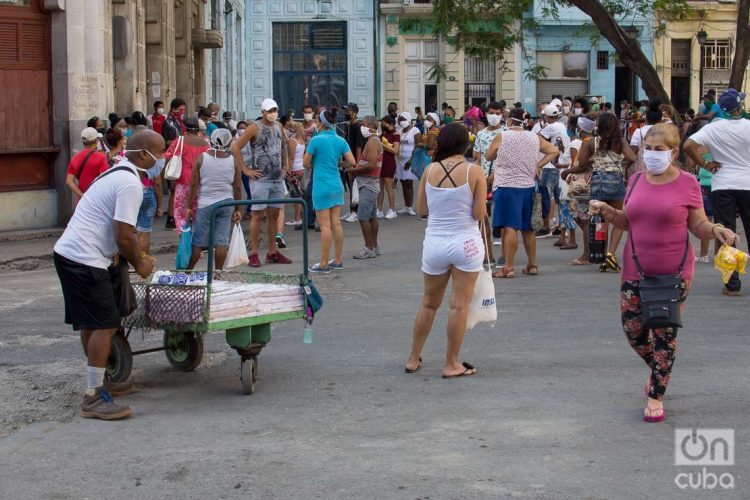 Los casos de coronavirus siguen aumentando en Cuba, donde muchas personas no cumplen con las medidas de distanciamiento físico. Foto: Otmaro Rodríguez.