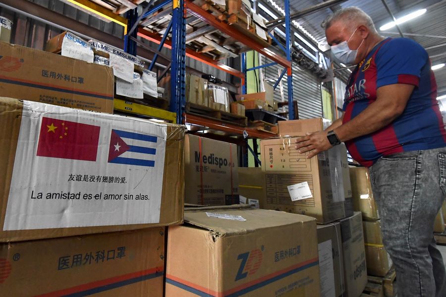 Un trabajador inspecciona cajas con insumos sanitarios llegados desde China para la contención de la pandemia por el nuevo coronavirus en Cuba. Foto: Joaquín Hernández / Xinhua / Archivo.