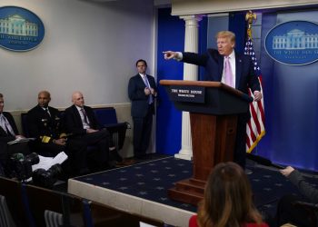 El presidente de Estados Unidos Donald Trump en conferencia de prensa sobre el coronavirus el viernes 10 de abril de 2020 en la Casa Blanca, Washington. (AP Foto/Evan Vucci)