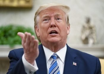 El presidente estadounidense Donald Trump habla en una reunión con el gobernador de Florida Ron DeSantis sobre la respuesta al coronavirus, el martes, 28 de abril de 2020. Foto: Evan Vucci/AP.