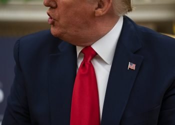 El presidente Donald Trump habla con el gobernador de Louisiana, John Bel Edwards en la Oficina Oval el miércoles 29 de abril de 2020.  Foto: Evan Vucci/AP.
