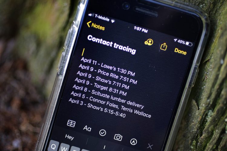Un smartphone, perteneciente a Drew Grande, de 40 años, y residente en Cranston, Rhode Island, muestra las notas que tomó para registrar sus interacciones con otra gente, el 15 de abril de 2020. Foto: AP/Steven Senne.