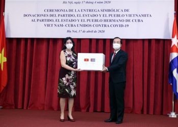 La embajadora cubana en Hanoi, Lianys Torres (i), recibe simbólicamente la donación de 5 mil toneladas de arroz de Vietnam a Cuba. Foto: @EmbaCubaVietnam / Twitter.
