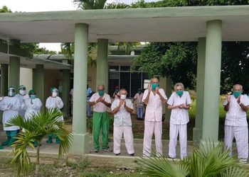 Ancianos aislados, junto a parte del personal que los atiende, en una escuela de la ciudad de Santa Clara, en el centro de Cuba, tras registrarse un brote de coronavirus en el hogar donde estaban internados. Foto: Dalia Reyes Perera / Facebook.