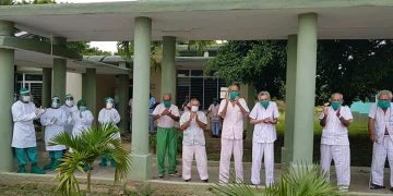 Ancianos aislados, junto a parte del personal que los atiende, en una escuela de la ciudad de Santa Clara, en el centro de Cuba, tras registrarse un brote de coronavirus en el hogar donde estaban internados. Foto: Dalia Reyes Perera / Facebook.