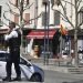 Un policía llama por celular después de que un hombre con un cuchillo atacara a residentes que salieron de compras en una población sometida a cuarentena el sábado 4 de abril de 2020 en Romans-sur-Isere, en el sur de Francia. Foto: AP.