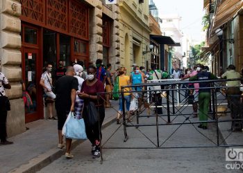 Las aglomeraciones de personas que aspiran adquirir alimentos se ha convertido en unos de los principales problemas para afrontar la Covid-19 en Cuba. Foto: Otmaro Rodríguez.