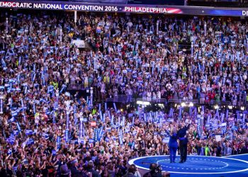 El presidente Barack Obama y la candidata presidencial Hillary Clinton saludan durante el tercer día de la Convención Nacional Demócrata, Filadelfia, 27 de julio de 2016. Foto: Andrew Harnik/AP.
