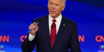 En esta imagen del 15 de marzo de 2020, el ex vicepresidente de Estados Unidos Joe Biden durante un debate de las primarias por la candidatura demócrata a la presidencia con el senador independiente de Vermont Bernie Sanders, organizado en los CNN Studios en Washington. (AP Foto/Evan Vucci)