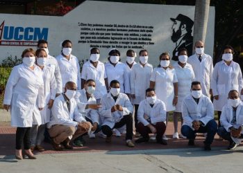 Los veinte colaboradores de la salud cubanos en La Habana, antes de partir para Honduras. Foto: Marcelino Vazquez Hernandez/ACN.