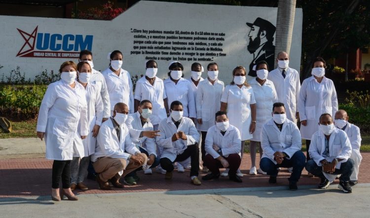 Los veinte colaboradores de la salud cubanos en La Habana, antes de partir para Honduras. Foto: Marcelino Vazquez Hernandez/ACN.